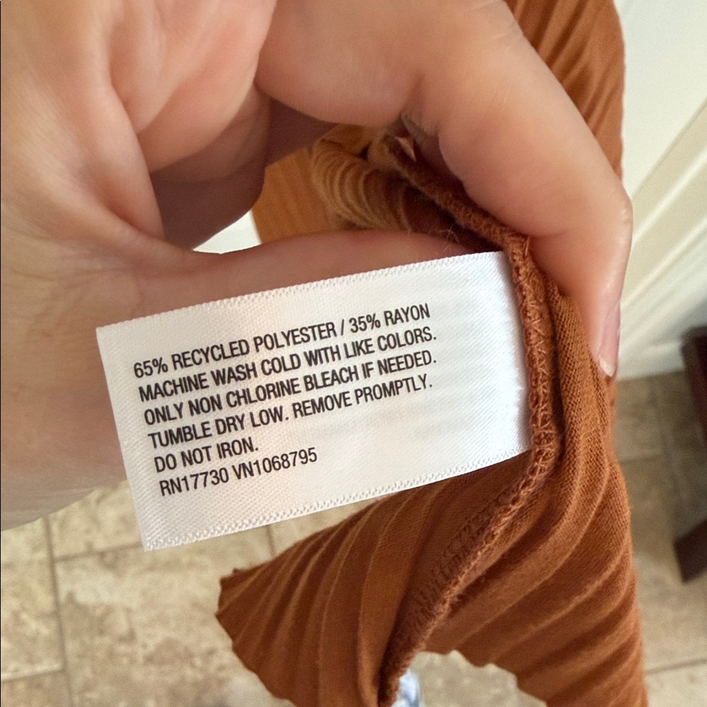 Elegant Brown Pleated Dress - Picture 5 of 6
